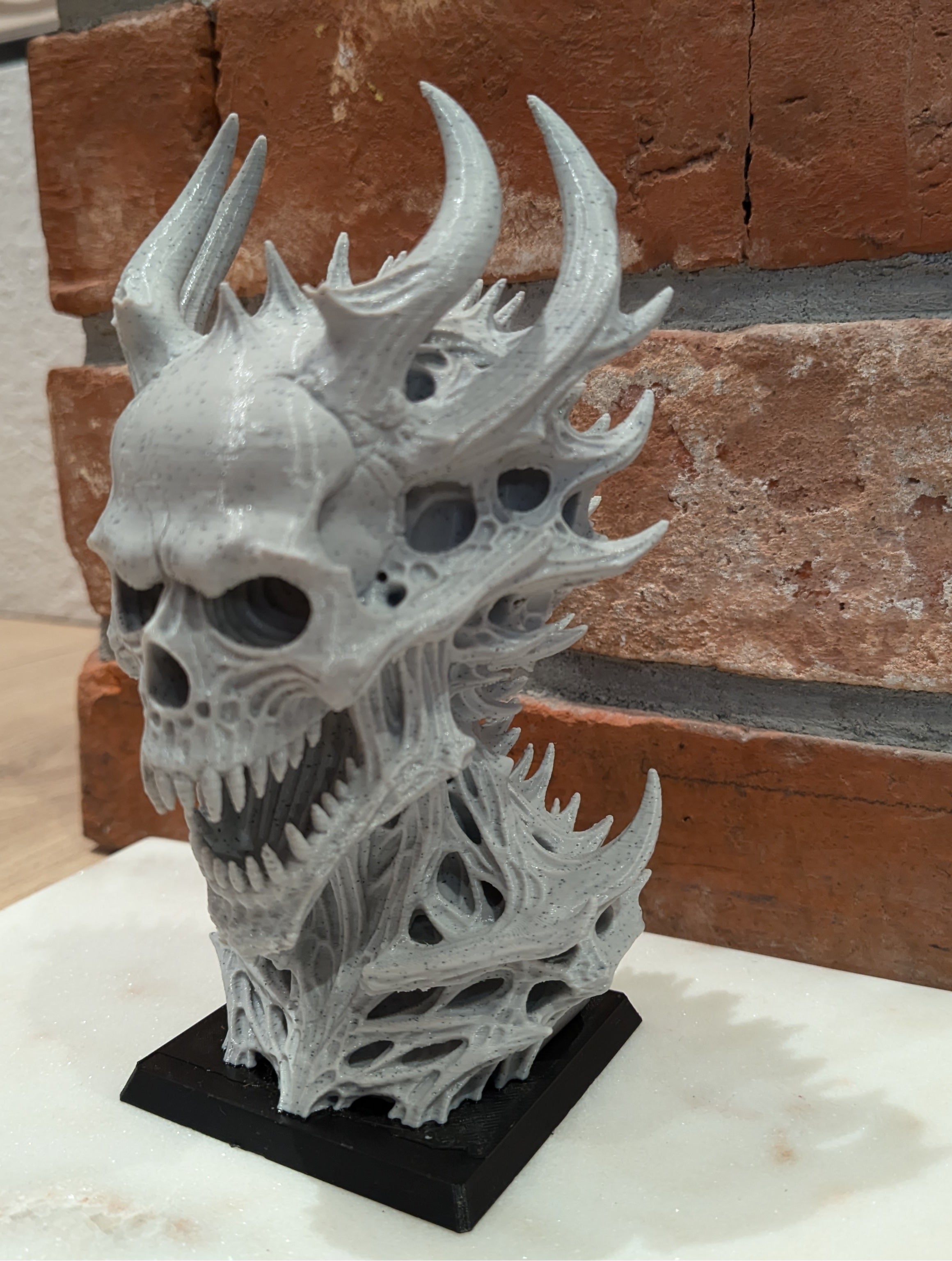 Mroczne Popiersie Demon Skull – Stylowa Figurka Kolekcjonerska 16 cm